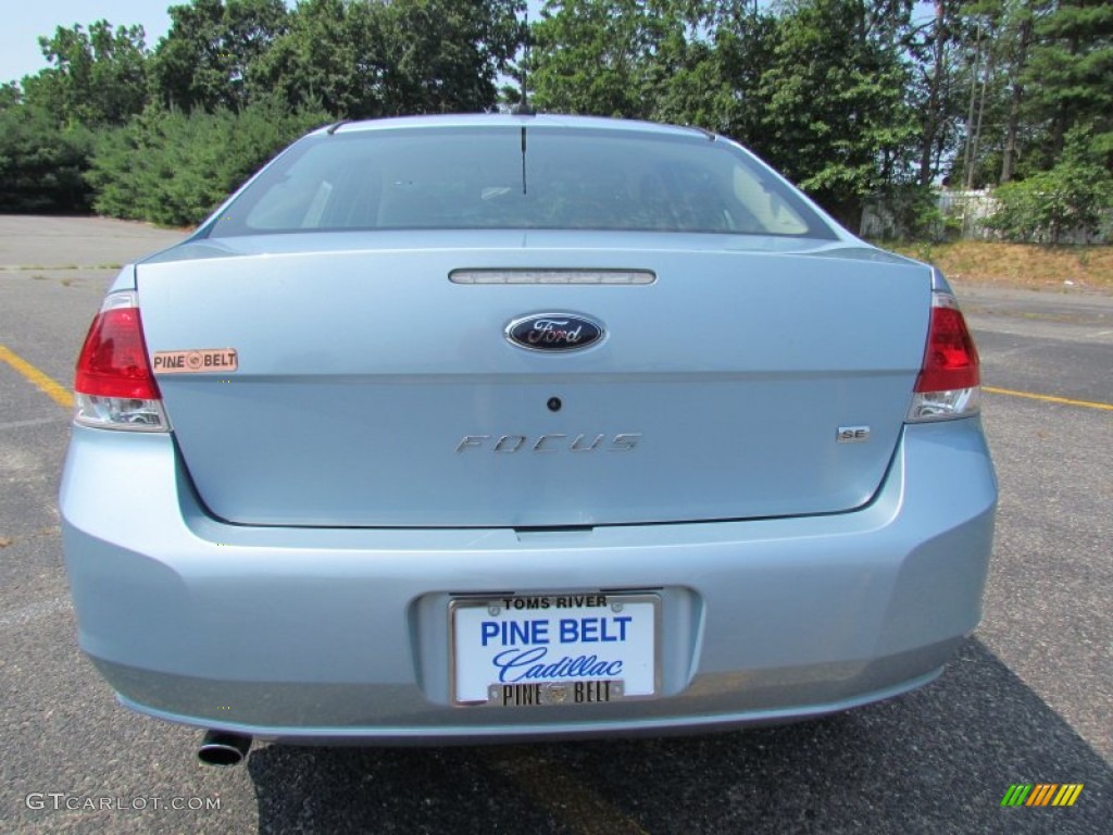 2008 Focus SE Sedan - Light Ice Blue Metallic / Medium Stone photo #6