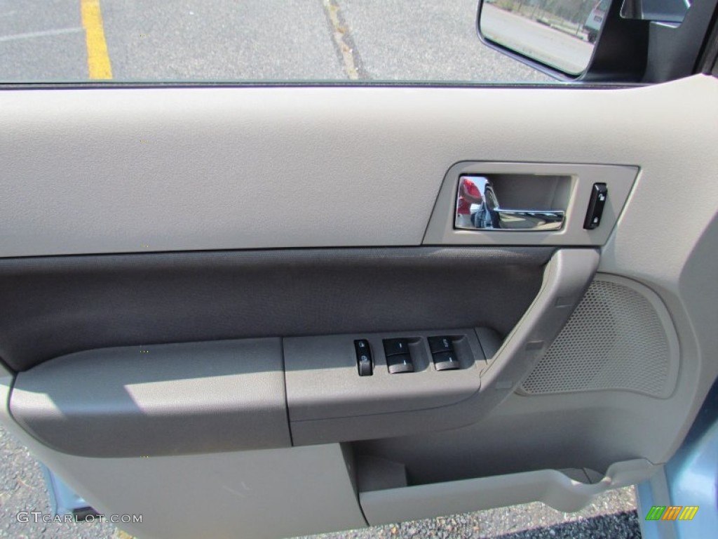 2008 Focus SE Sedan - Light Ice Blue Metallic / Medium Stone photo #8