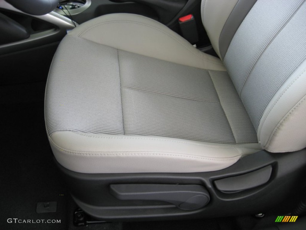 2013 Hyundai Veloster Standard Veloster Model Front Seat Photo #68176515