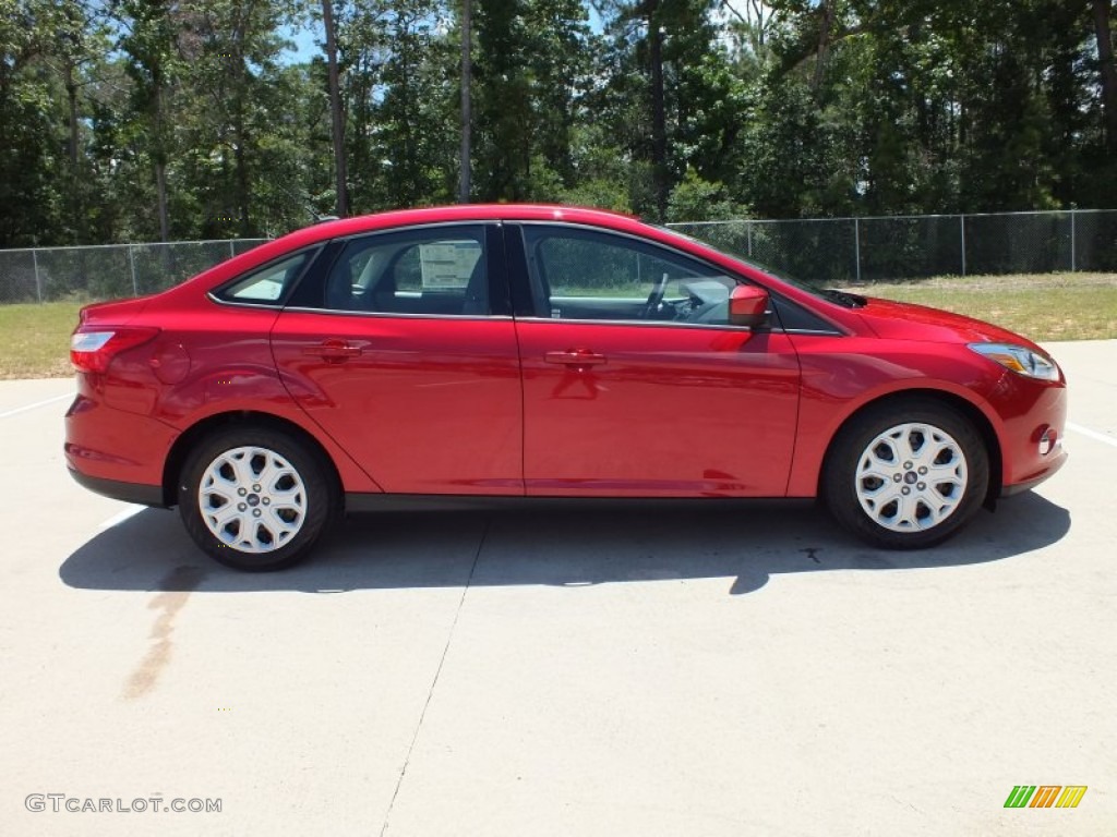 2012 Focus SE Sedan - Red Candy Metallic / Stone photo #4