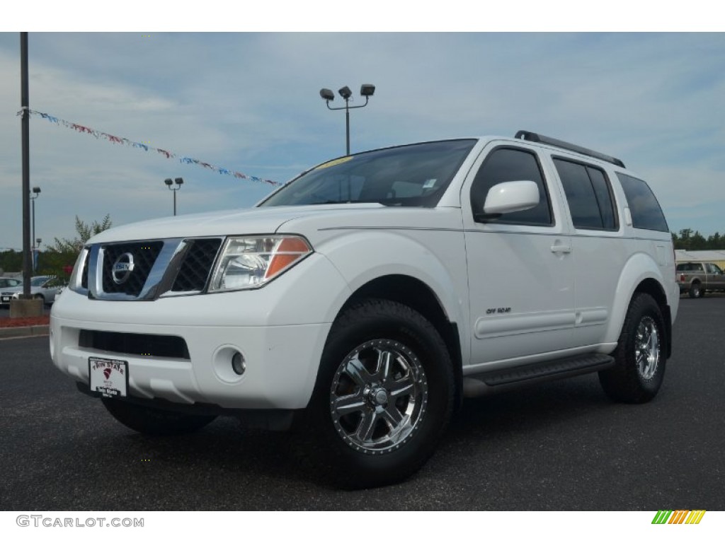 Avalanche White Nissan Pathfinder