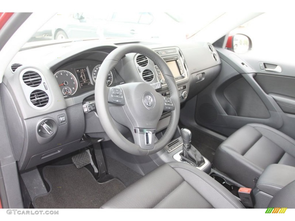 Black Interior 2013 Volkswagen Tiguan SE Photo #68183658