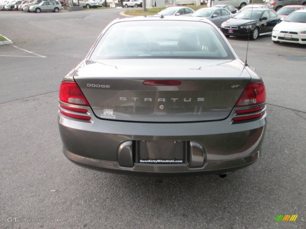 2005 Stratus SXT Sedan - Graphite Metallic / Dark Slate Gray photo #4