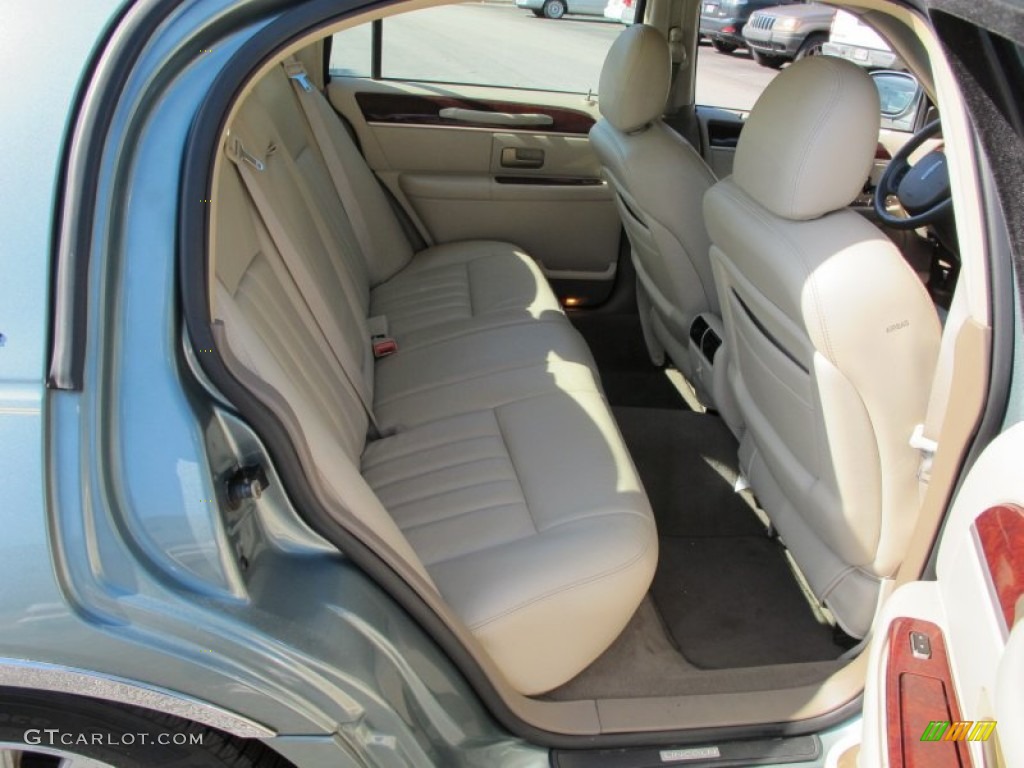 2005 Town Car Sedan - Light Tundra Metallic / Light Parchment/Medium Dark Parchment photo #9