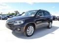 Deep Black Metallic - Tiguan SE 4Motion Photo No. 1