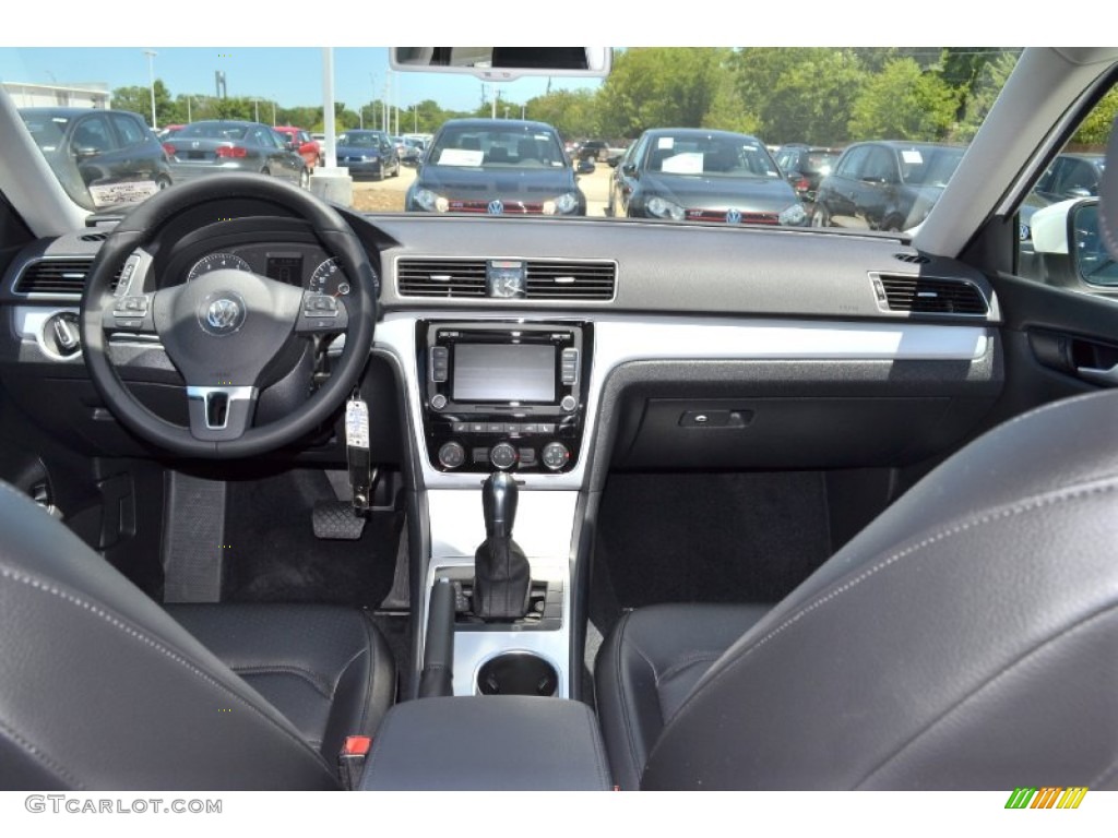 2013 Volkswagen Passat 2.5L SE Titan Black Dashboard Photo #68235832