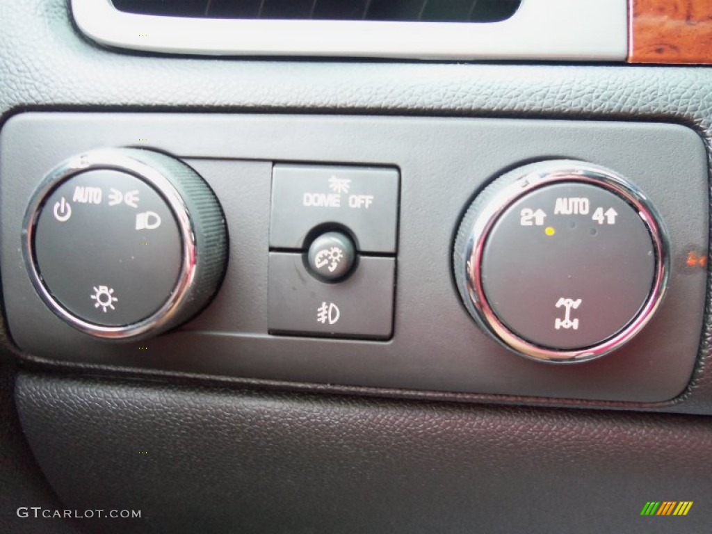 2013 Chevrolet Avalanche LS 4x4 Black Diamond Edition Controls Photo #68245246