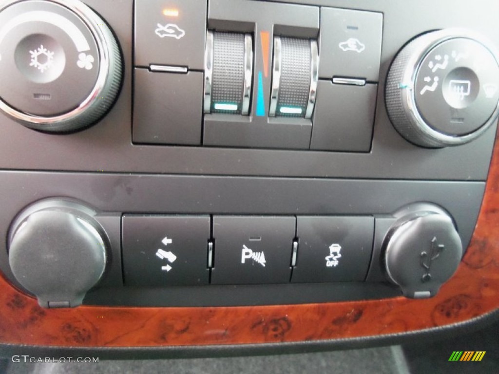 2013 Chevrolet Avalanche LS 4x4 Black Diamond Edition Controls Photo #68245297
