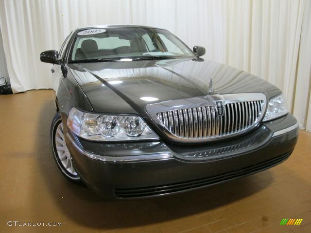2005 Town Car Sedan - Charcoal Beige Metallic / Medium Light Stone/Dark Stone photo #3