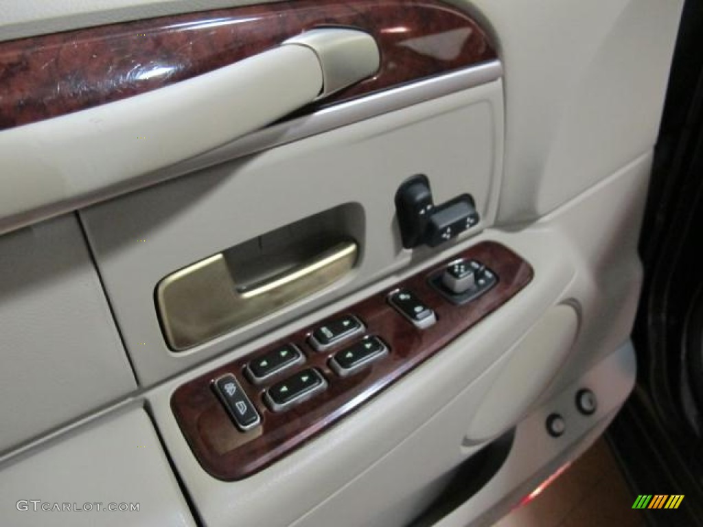 2005 Lincoln Town Car Sedan Controls Photo #68249890