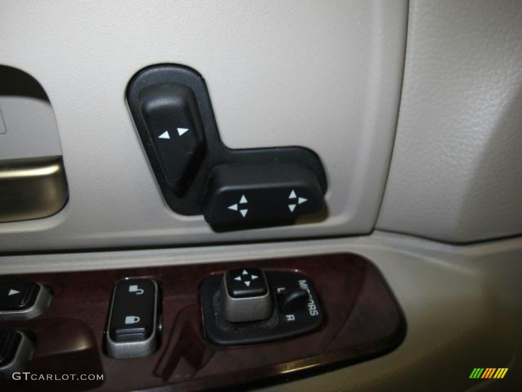 2005 Lincoln Town Car Sedan Controls Photo #68249899