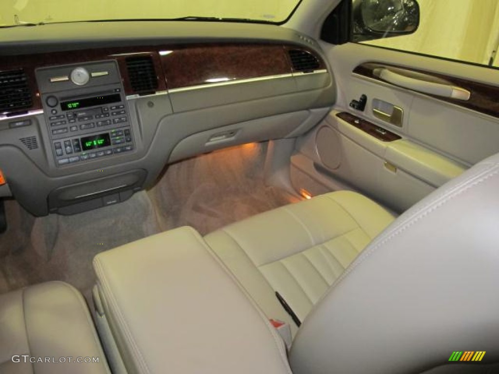 2005 Town Car Sedan - Charcoal Beige Metallic / Medium Light Stone/Dark Stone photo #18