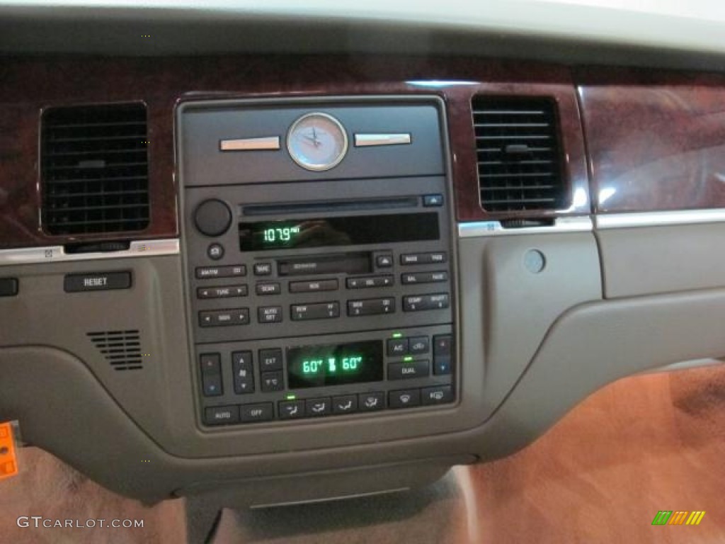2005 Lincoln Town Car Sedan Controls Photo #68249950