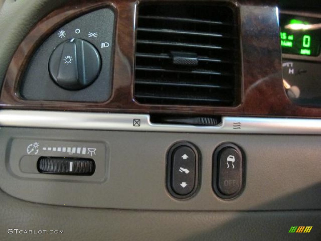 2005 Town Car Sedan - Charcoal Beige Metallic / Medium Light Stone/Dark Stone photo #24