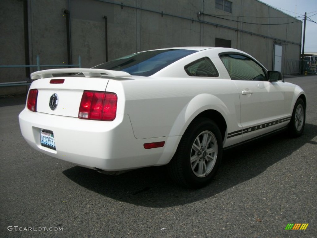 2006 Mustang V6 Deluxe Coupe - Performance White / Light Graphite photo #2