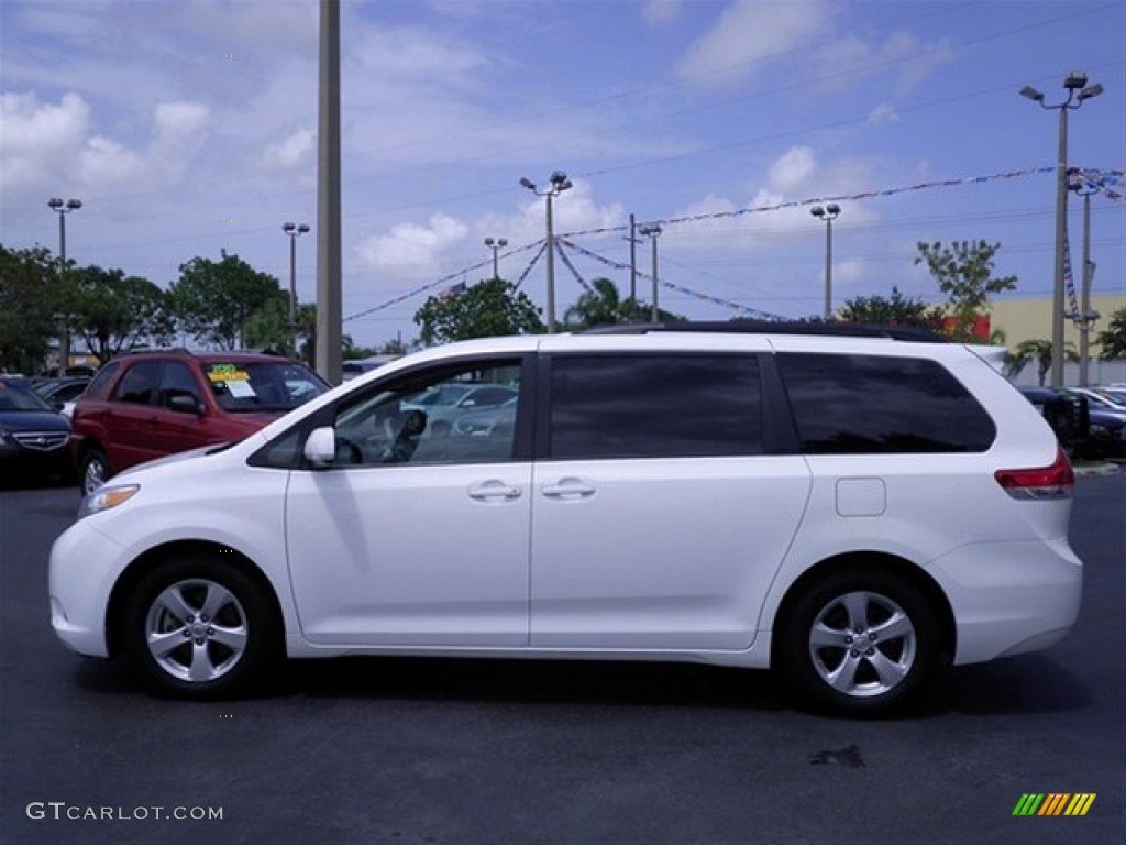 2011 Sienna LE - Super White / Light Gray photo #10