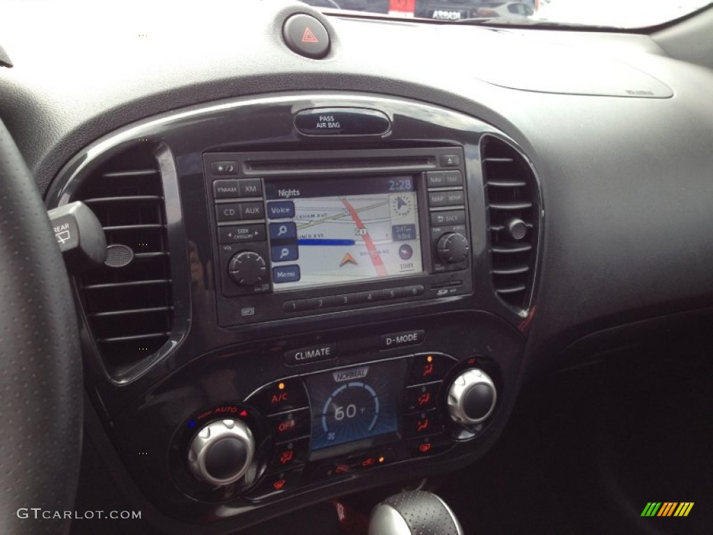 2011 Nissan Juke S AWD Controls Photo #68266703