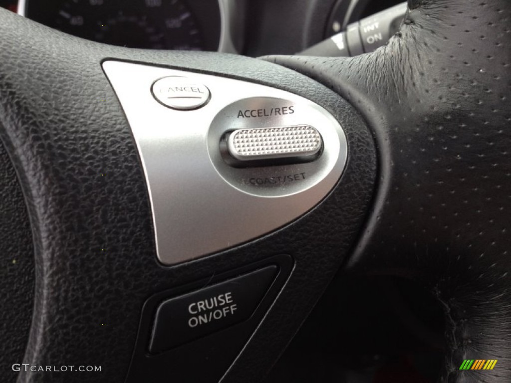 2011 Nissan Juke S AWD Controls Photos