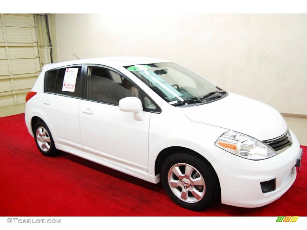 Fresh Powder White Nissan Versa