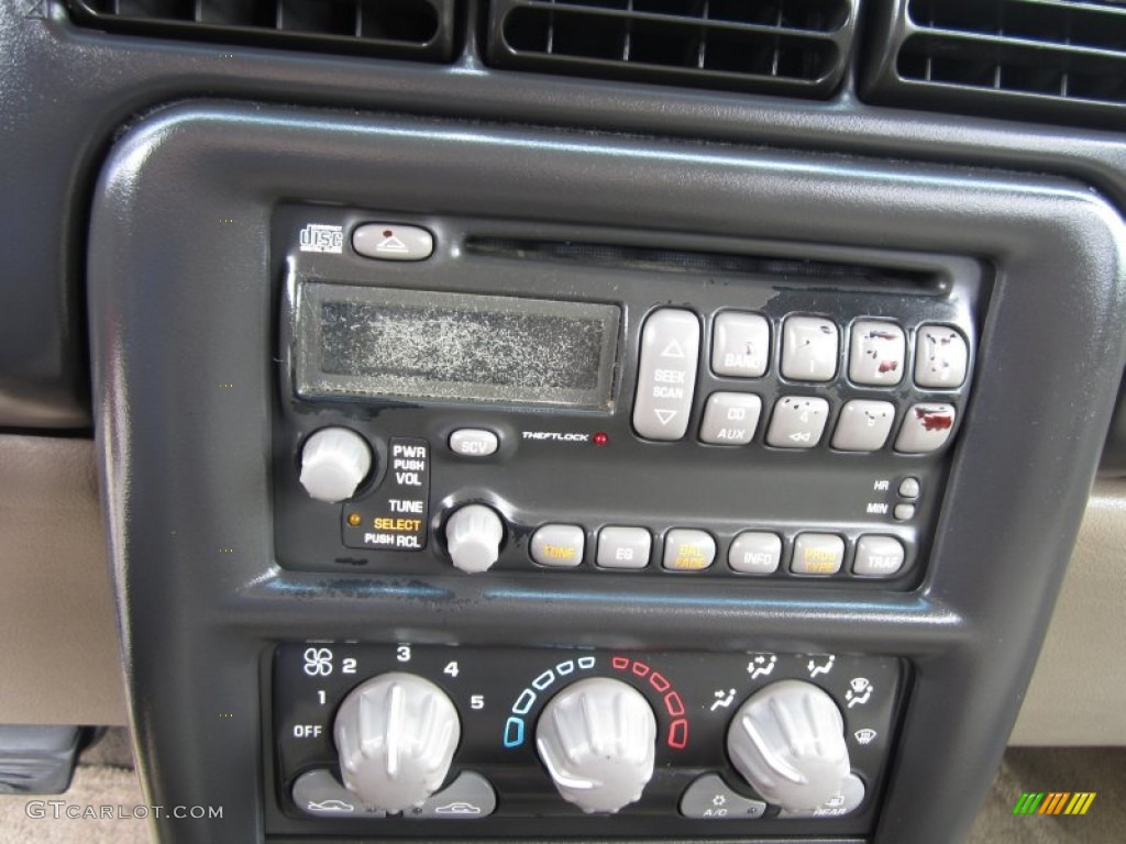 2002 Pontiac Montana Standard Montana Model Controls Photo #68294764