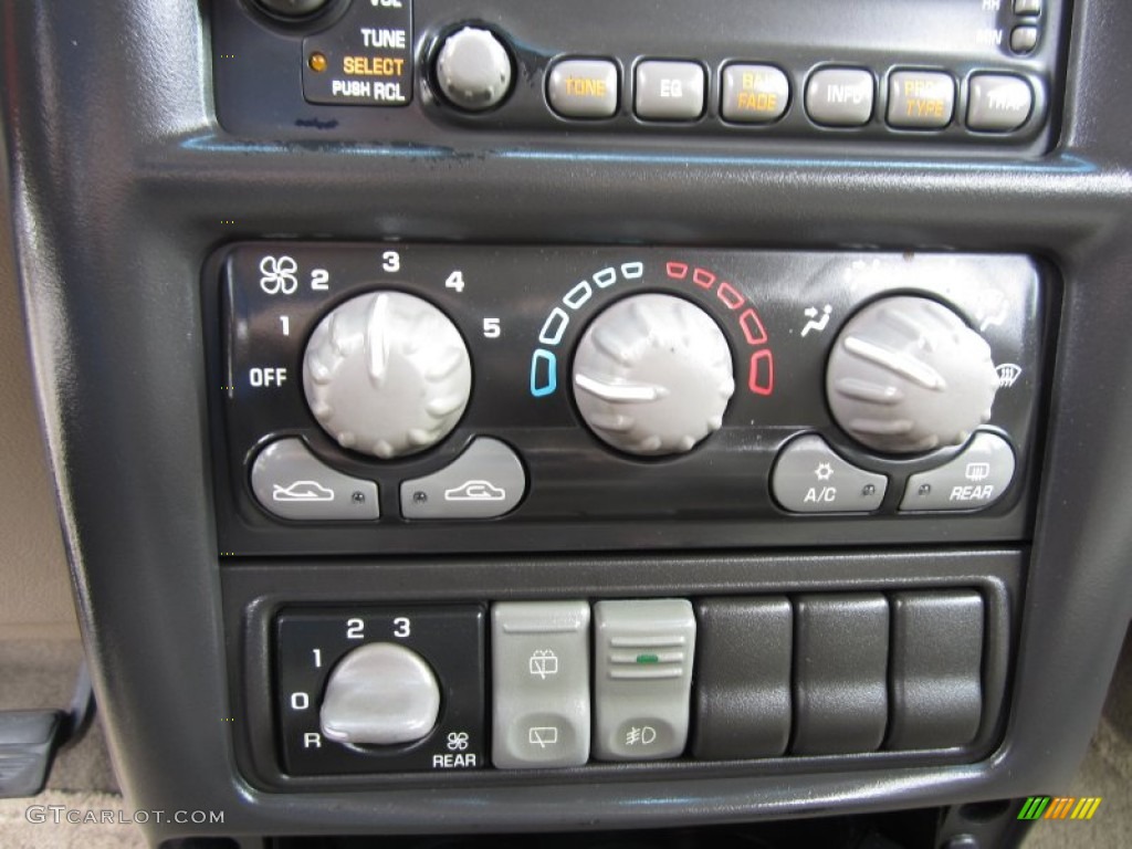2002 Pontiac Montana Standard Montana Model Controls Photo #68294774