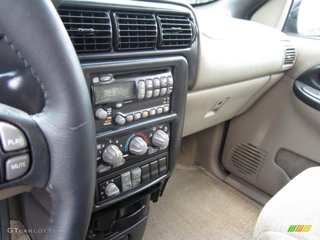 2002 Pontiac Montana Standard Montana Model Controls Photo #68294783