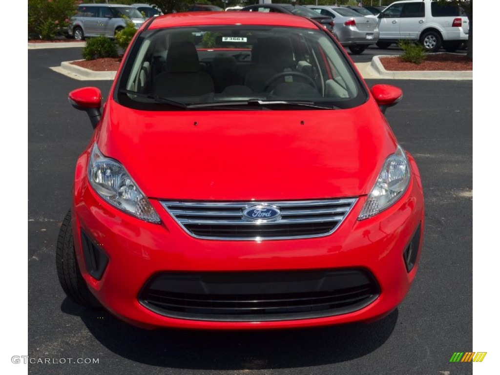 2013 Fiesta SE Sedan - Race Red / Charcoal Black/Light Stone photo #2