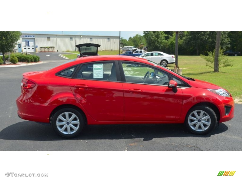 2013 Fiesta SE Sedan - Race Red / Charcoal Black/Light Stone photo #4