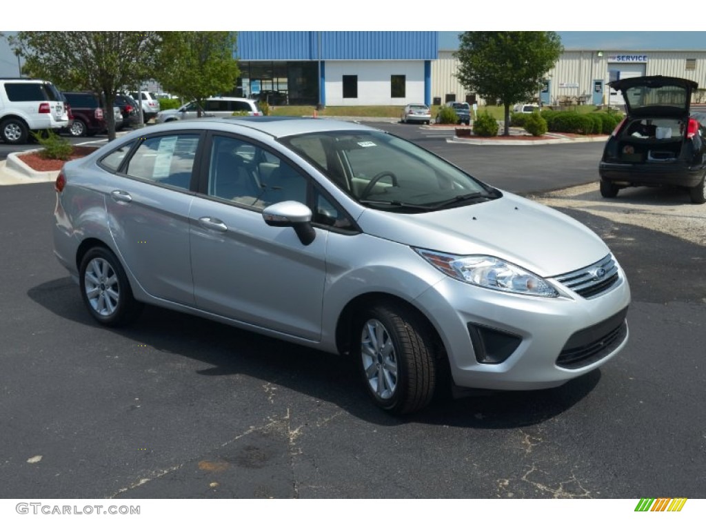 2013 Fiesta SE Sedan - Ingot Silver / Charcoal Black/Light Stone photo #3