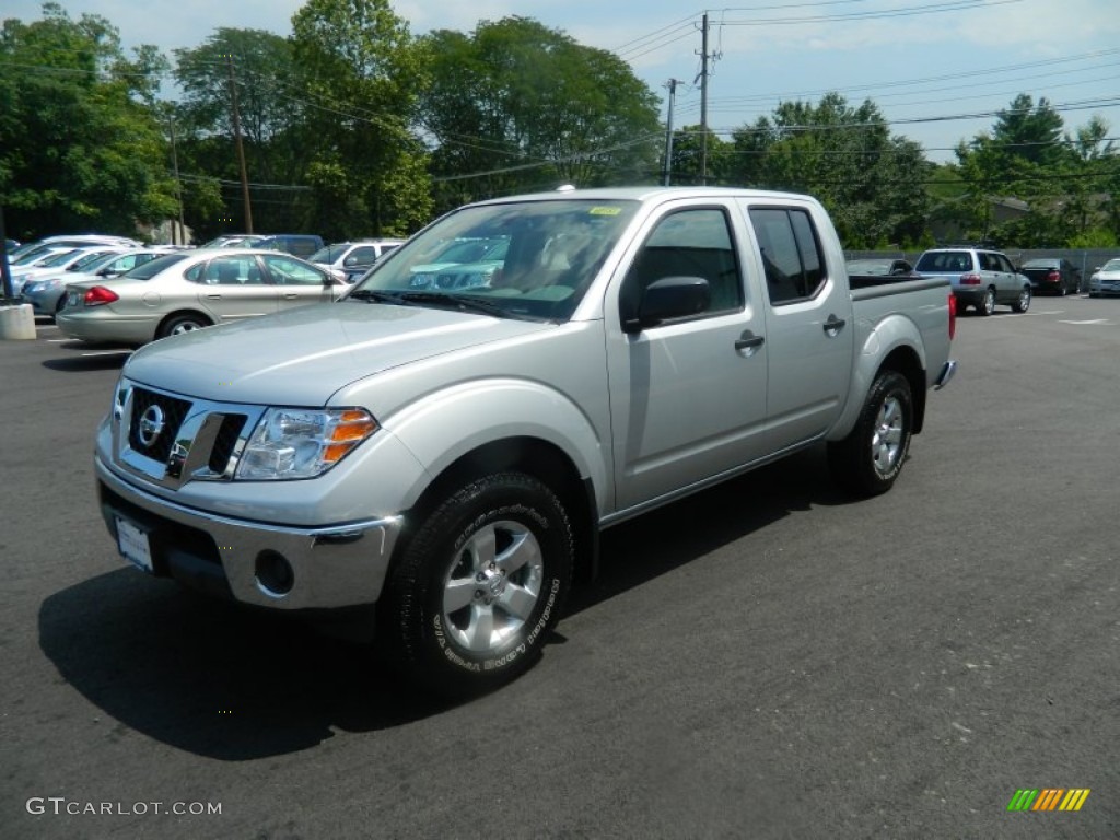 2011 Frontier SV Crew Cab 4x4 - Radiant Silver Metallic / Steel photo #1