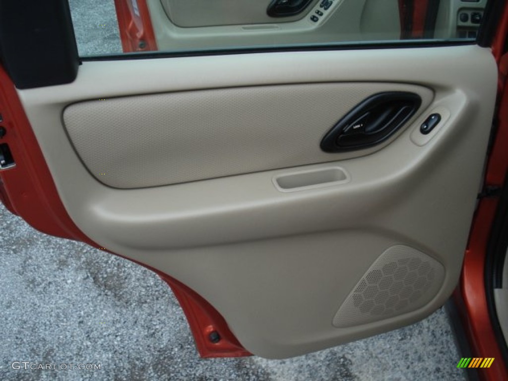 2007 Ford Escape XLS 4WD Medium/Dark Pebble Door Panel Photo #68306840