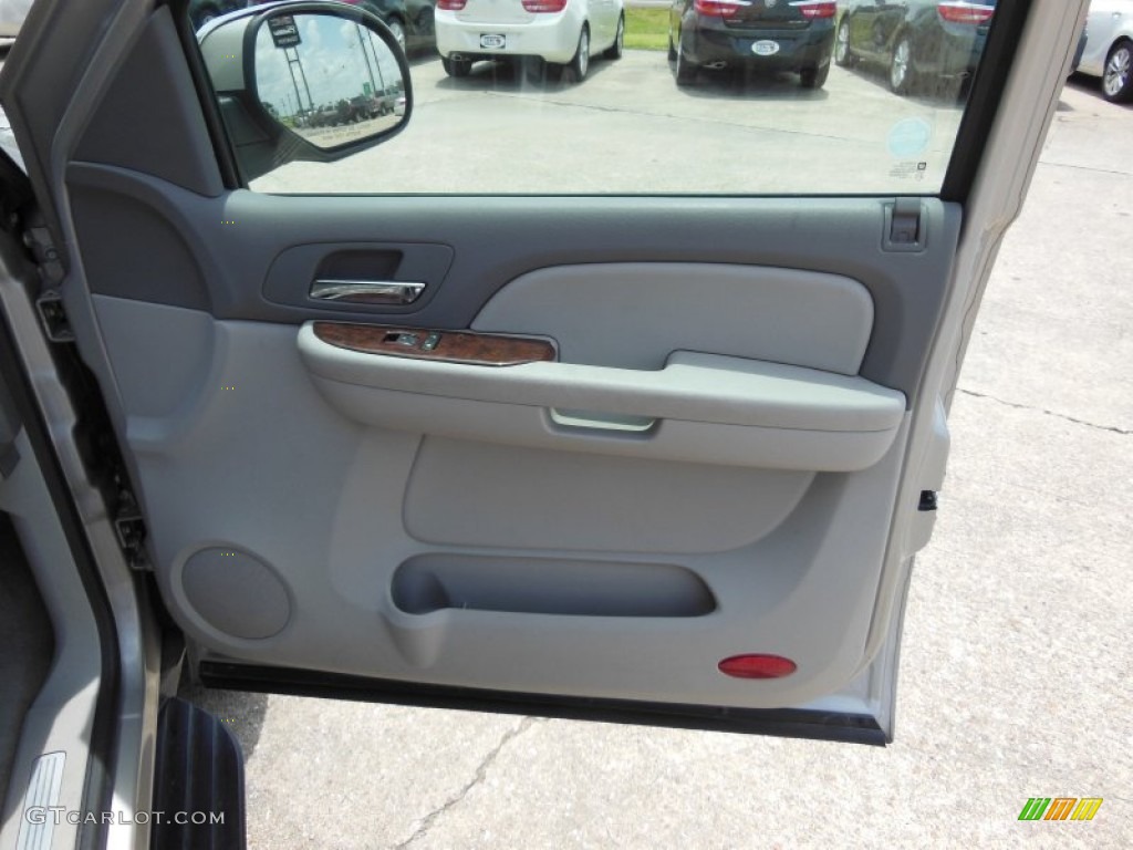 2009 Chevrolet Suburban LT Light Titanium/Dark Titanium Door Panel Photo #68307410