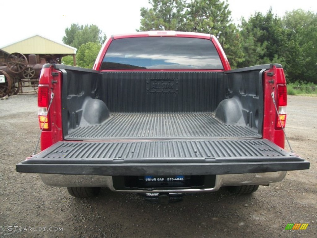 2005 F150 XLT SuperCrew - Bright Red / Medium Flint/Dark Flint Grey photo #30