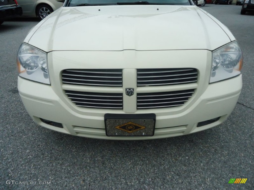 2005 Magnum SXT AWD - Cool Vanilla White / Dark Slate Gray/Medium Slate Gray photo #33