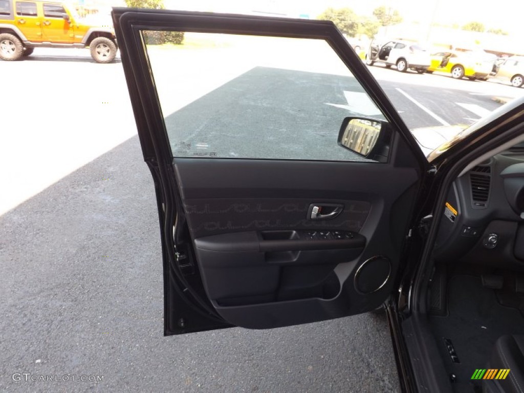 2013 Kia Soul + Black Soul Logo Cloth Door Panel Photo #68328389