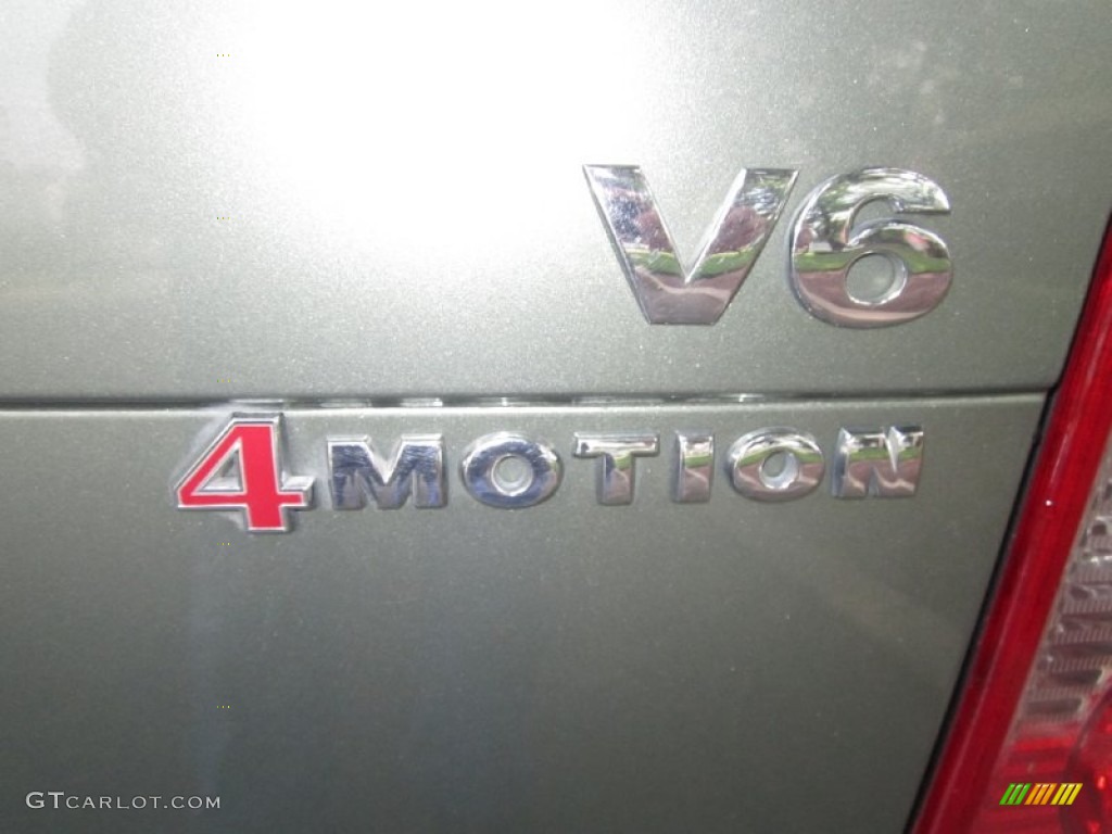 2004 Volkswagen Passat GLX 4Motion Wagon Marks and Logos Photos