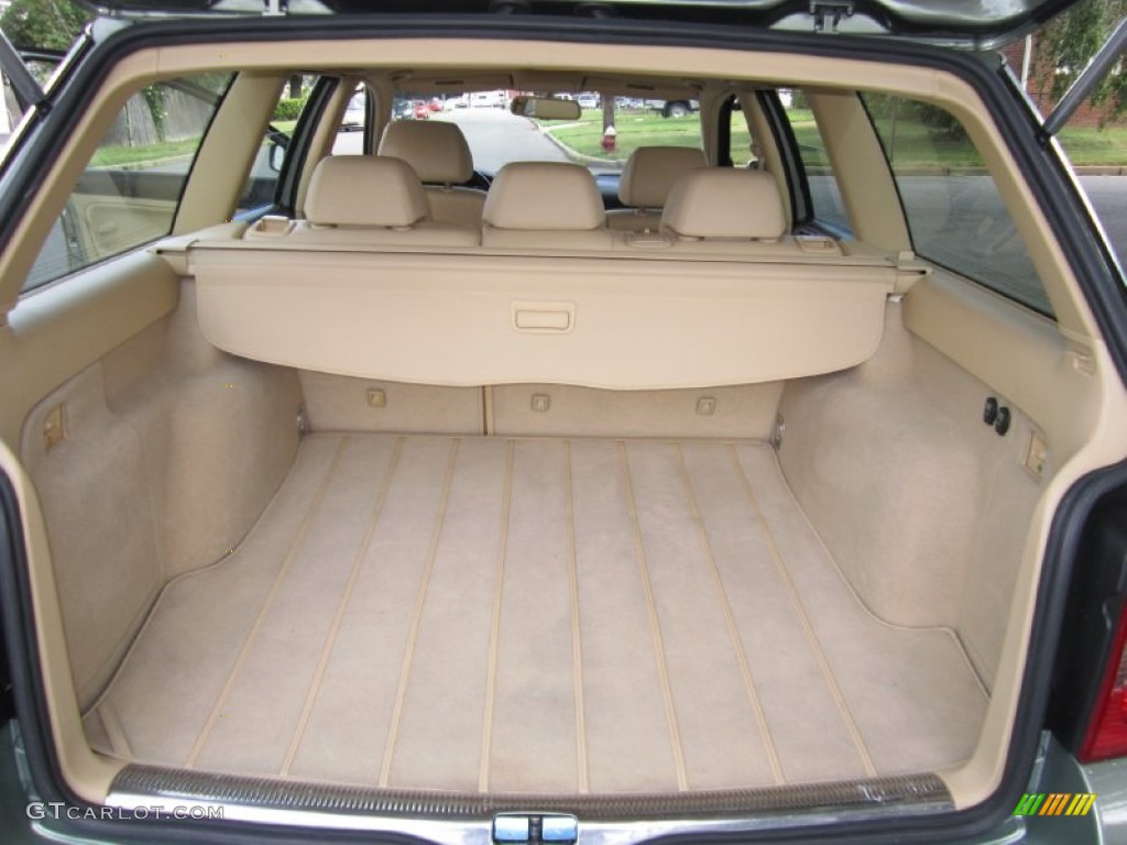 2004 Volkswagen Passat GLX 4Motion Wagon Trunk Photo #68360610