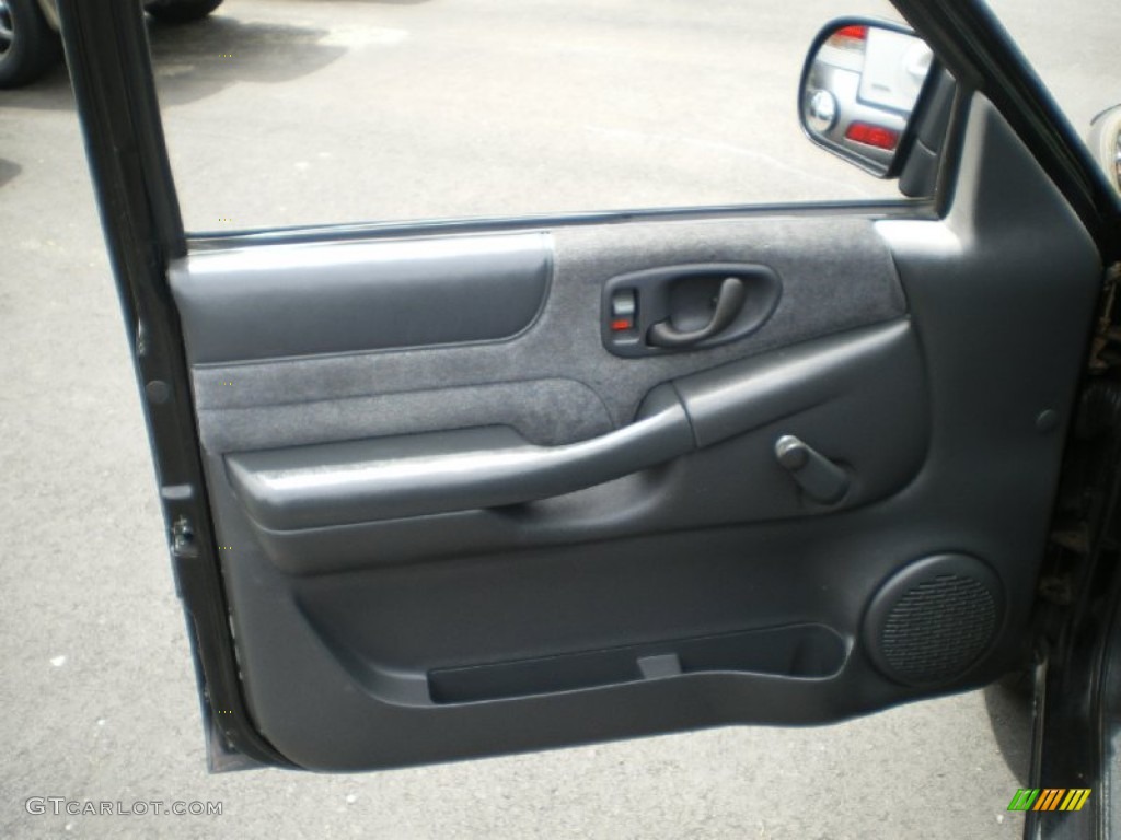 2000 Chevrolet S10 LS Extended Cab Graphite Door Panel Photo #68363770