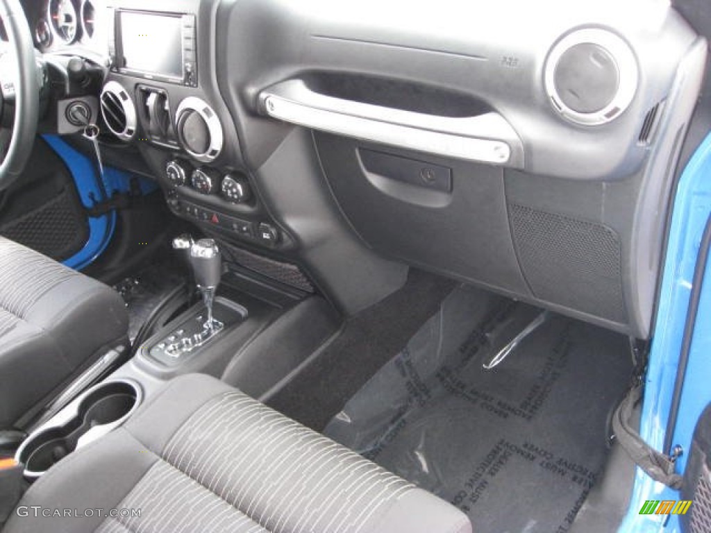 2012 Wrangler Sahara 4x4 - Cosmos Blue / Black photo #14