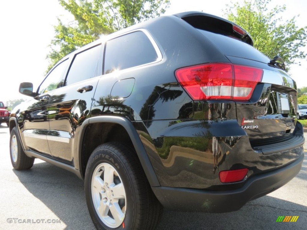 2013 Grand Cherokee Laredo - Brilliant Black Crystal Pearl / Dark Graystone/Medium Graystone photo #2