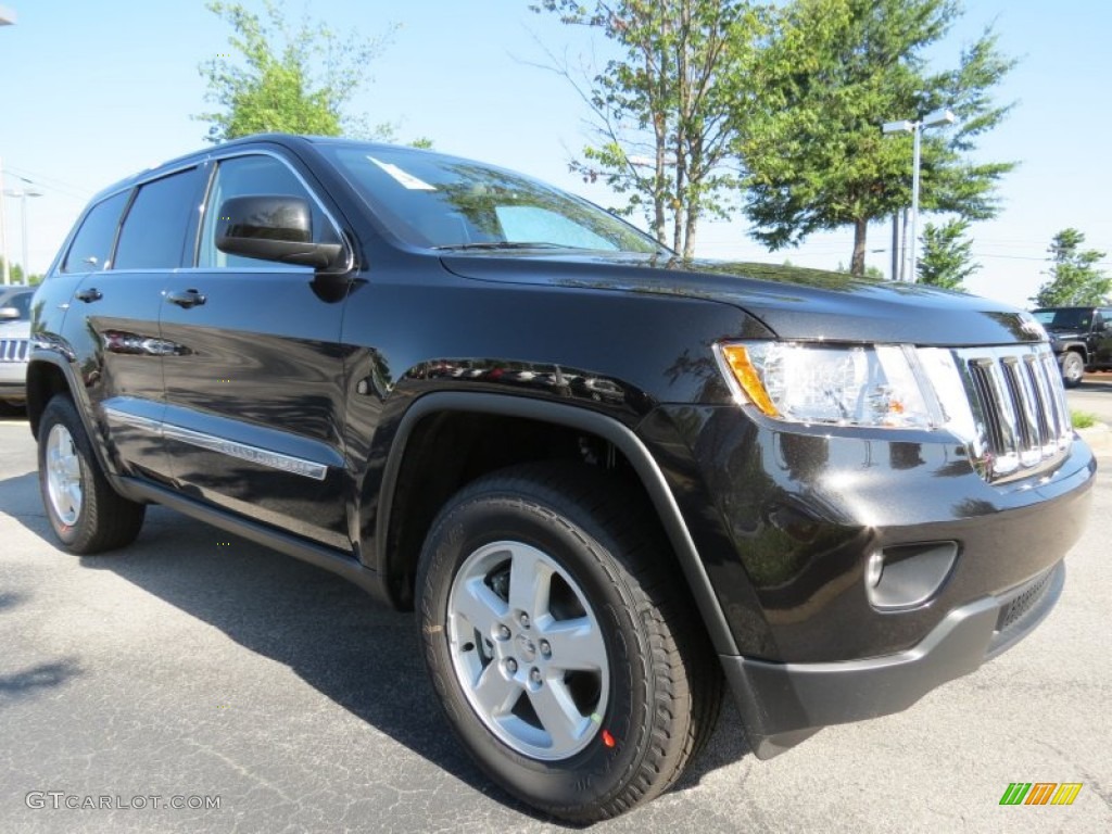 2013 Grand Cherokee Laredo - Brilliant Black Crystal Pearl / Dark Graystone/Medium Graystone photo #4