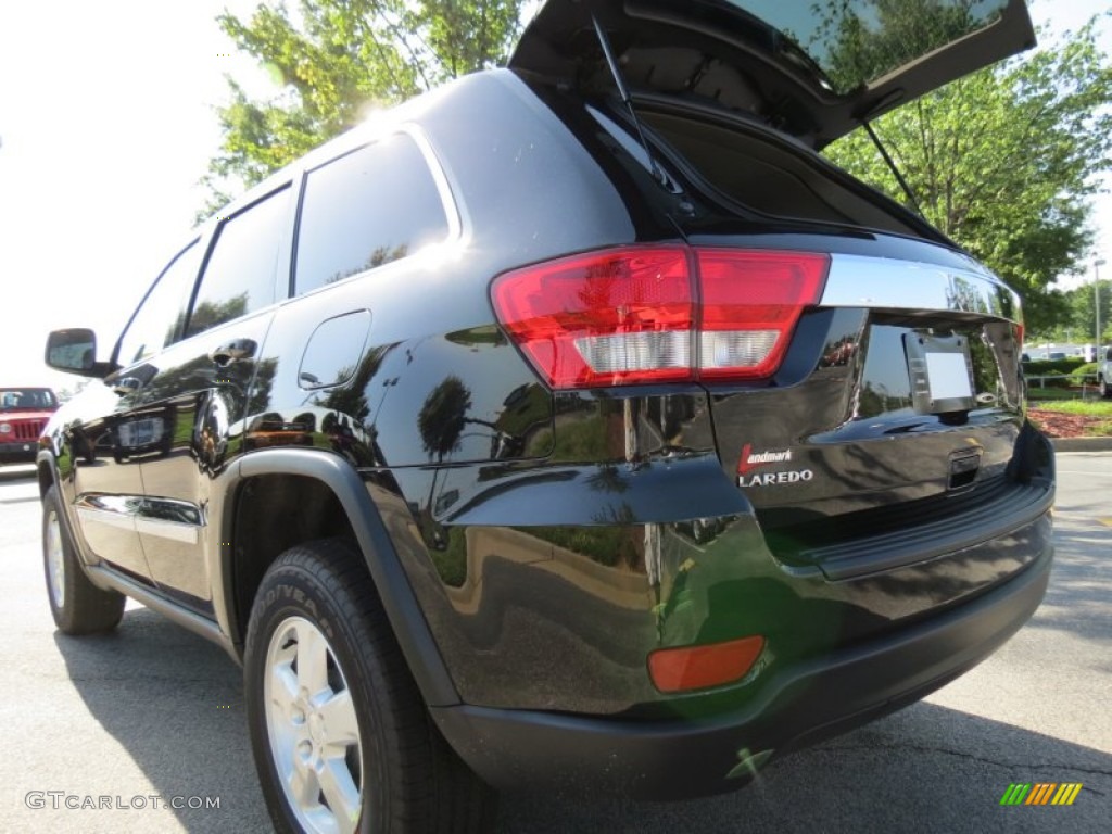 2013 Grand Cherokee Laredo - Brilliant Black Crystal Pearl / Dark Graystone/Medium Graystone photo #8