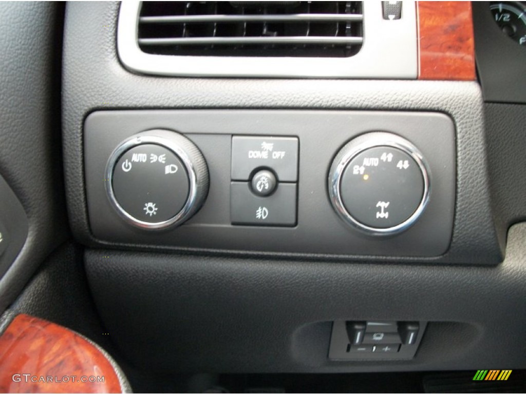 2013 Chevrolet Avalanche LTZ 4x4 Black Diamond Edition Controls Photo #68387577