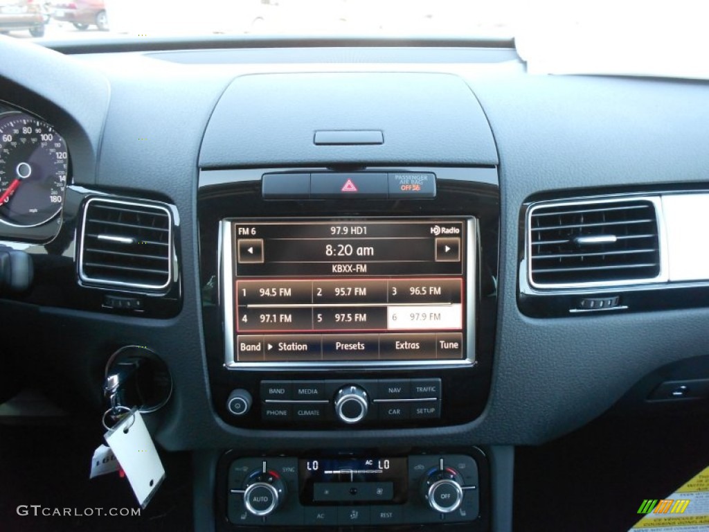 2013 Volkswagen Touareg VR6 FSI Sport 4XMotion Controls Photo #68388096