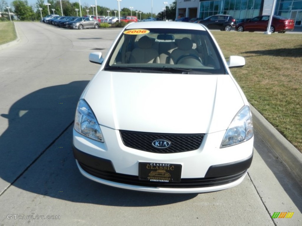2006 Rio Sedan - White / Gray photo #8