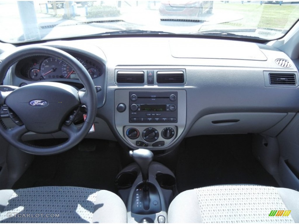 2005 Ford Focus ZX4 SES Sedan Dark Flint/Light Flint Dashboard Photo #68410037