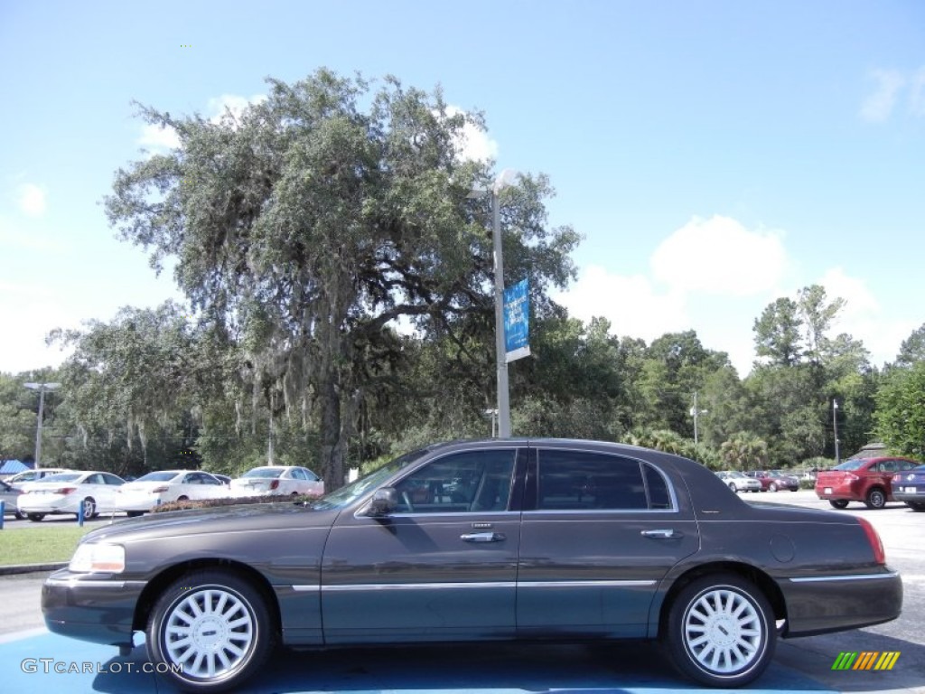 2005 Town Car Sedan - Charcoal Beige Metallic / Medium Light Stone/Dark Stone photo #2