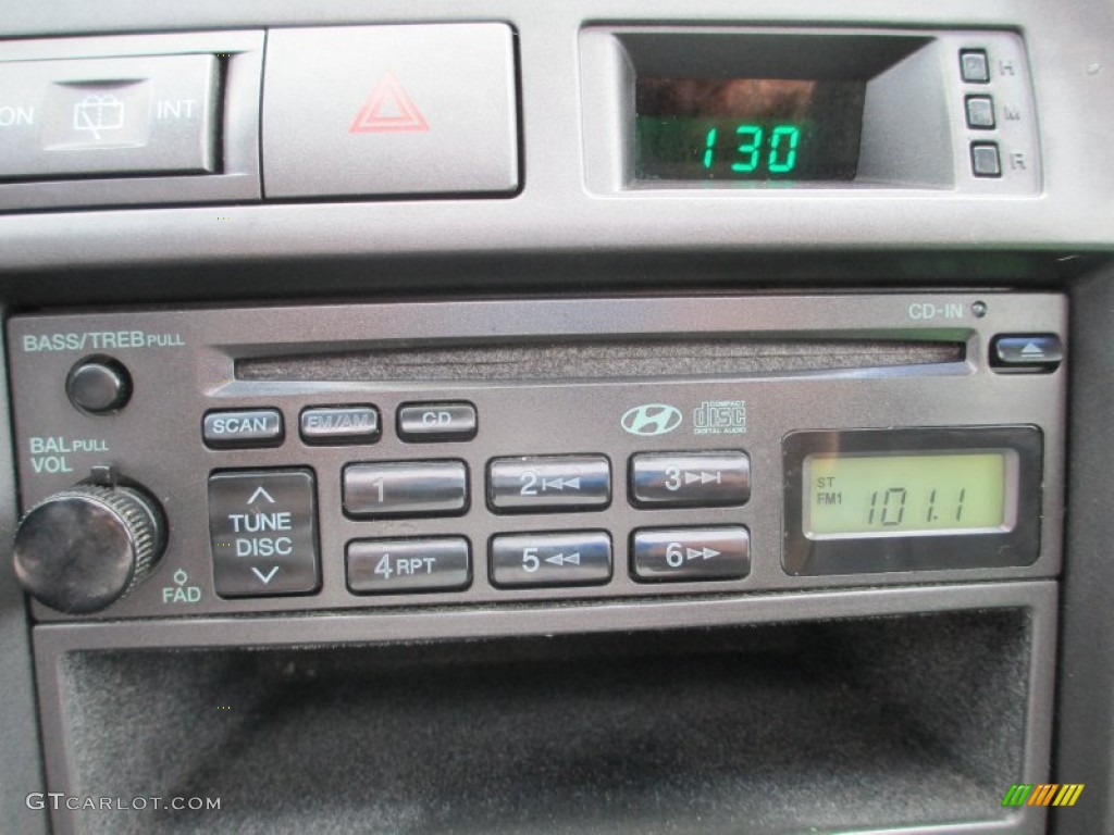 2003 Hyundai Elantra GT Hatchback Audio System Photo #68414269