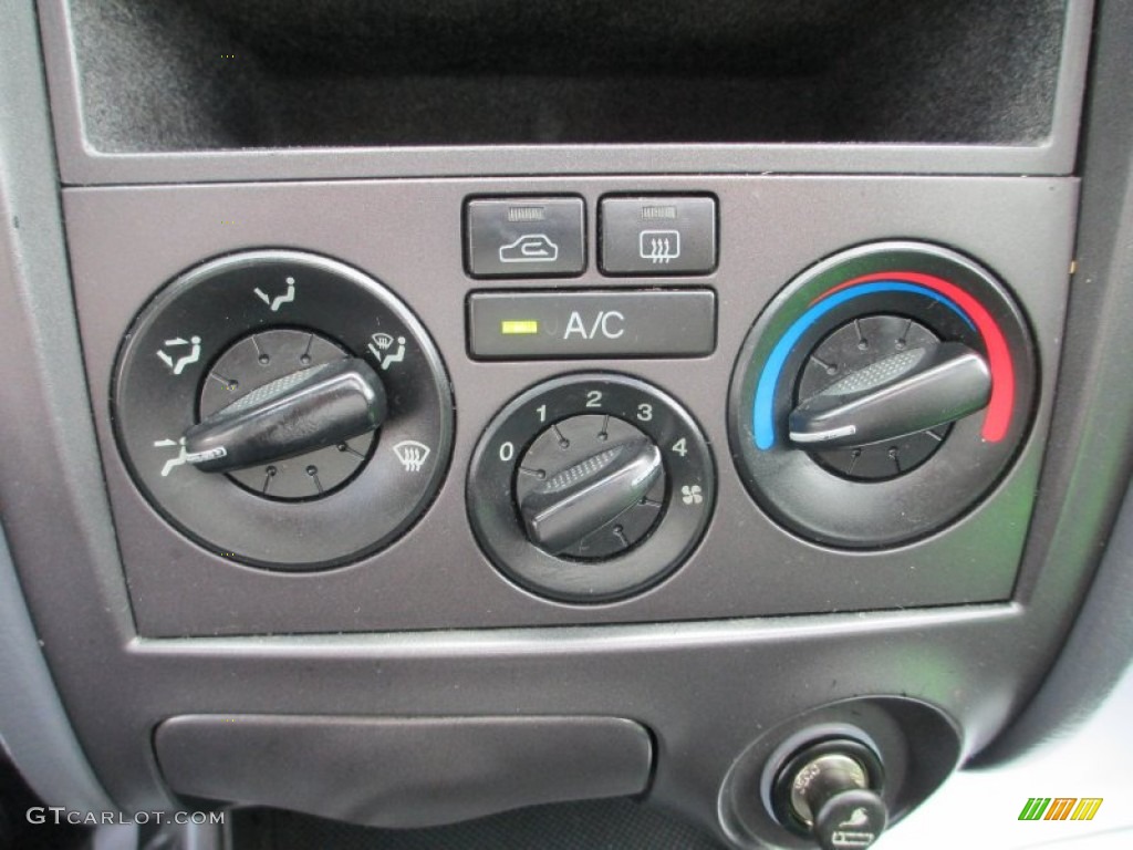 2003 Hyundai Elantra GT Hatchback Controls Photo #68414278