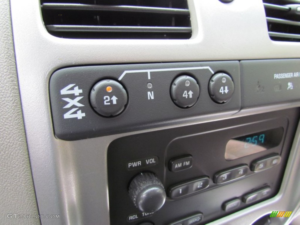 2007 Chevrolet Colorado LS Extended Cab 4x4 Controls Photo #68416094